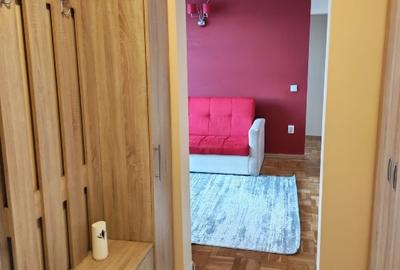 Apartament cu 3 camere semidecomandat, mobilat în Obor