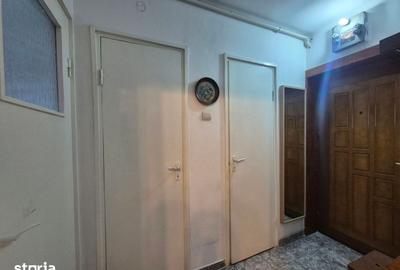 Apartament cu 3 camere semidecomandat, mobilat în Astra