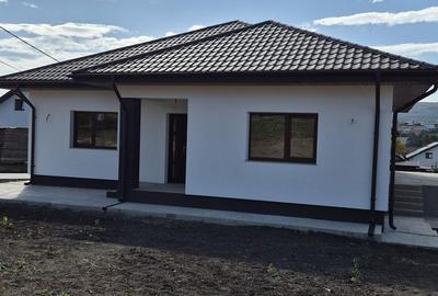 Casă cu 4 camere cu Teren 505 Mp în Tomești