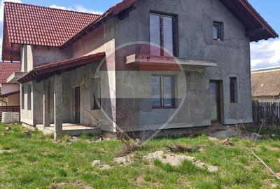 Casă cu 5 camere decomandat cu Teren 570 Mp în Central