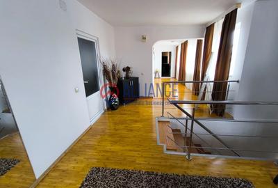 Casă cu 10 camere decomandat cu Canalizare în CET - 12