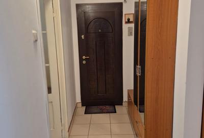 Apartament cu 3 camere decomandat în Tractorul