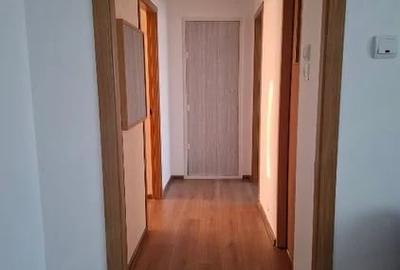 Apartament cu 3 camere semidecomandat în Uverturii