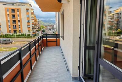 Apartament cu 2 camere decomandat în Tractorul