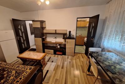 Apartament cu 2 camere semidecomandat în P-ța Doina