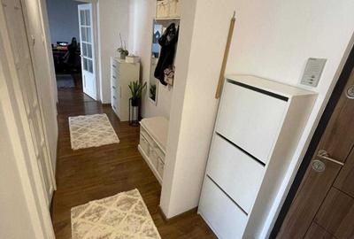 Apartament cu 3 camere semidecomandat, mobilat în Central