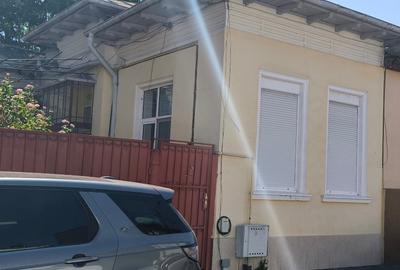 Casă individuală cu 3 camere cu Canalizare în 13 Septembrie