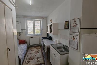 Apartament cu 3 camere semidecomandat în Micro 19