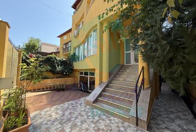 Casă individuală cu 8 camere cu Canalizare în Vatra Luminoasă