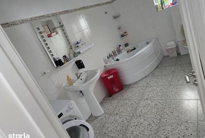 Casă cu 4 camere cu Teren 200 Mp în Bănești