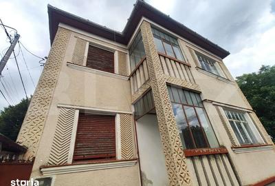 Casă cu 4 camere cu Teren 1100 Mp în Central