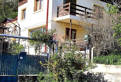 Casă individuală cu 5 camere cu Canalizare în Central