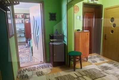 Apartament cu 3 camere semidecomandat, mobilat în Simeria