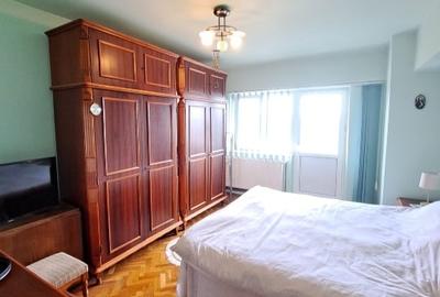 Apartament cu 3 camere decomandat, mobilat în Micro 11 - 12