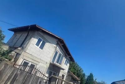 Casă cu 3 camere cu Teren 1080 Mp în Blejești