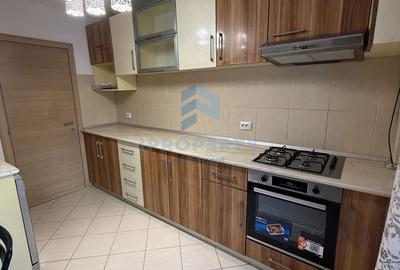 Apartament cu 3 camere decomandat în Tei