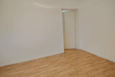 Apartament cu 3 camere semidecomandat în Drumul Taberei