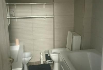 Apartament cu 3 camere semidecomandat în Berceni
