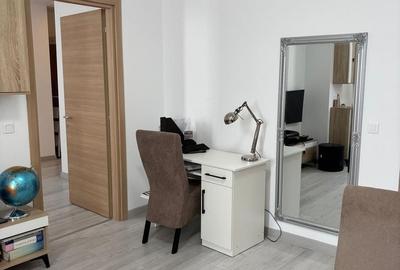 Apartament cu 3 camere semidecomandat în Văcăresti