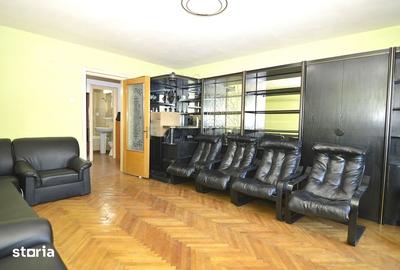 Apartament cu 3 camere decomandat, mobilat în Decebal