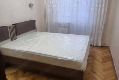 Apartament cu 3 camere semidecomandat în Apărătorii Patriei