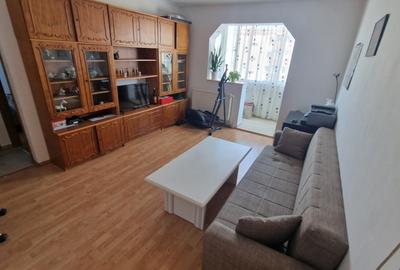 Apartament cu 3 camere semidecomandat în Tractorul - 5