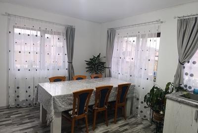 Casă cu 4 camere în Alparea