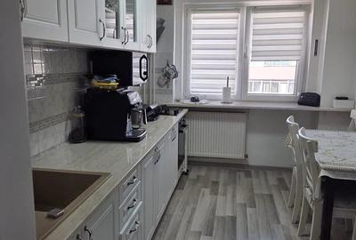 Apartament cu 3 camere decomandat în Progresul