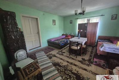Casă cu 2 camere cu Teren 2651 Mp în Central
