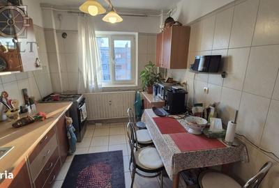 Apartament cu 3 camere decomandat în Teiul Doamnei