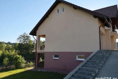 Casă cu 5 camere cu Teren 1600 Mp în Central