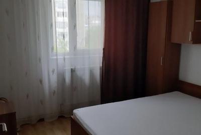 Apartament cu 3 camere semidecomandat în Alexandru cel Bun