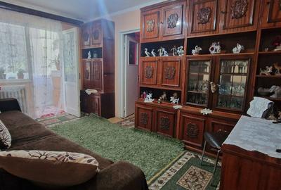 Apartament cu 3 camere semidecomandat în Km 4-5