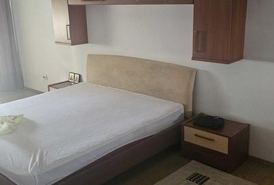 Apartament cu 3 camere decomandat în 1 Decembrie