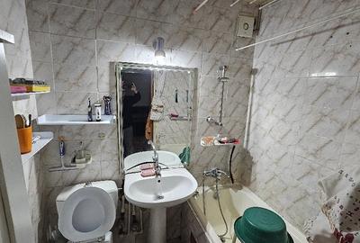 Apartament cu 3 camere decomandat în Alexandriei