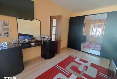 Casă cu 9 camere cu Teren 2656 Mp în Cenei