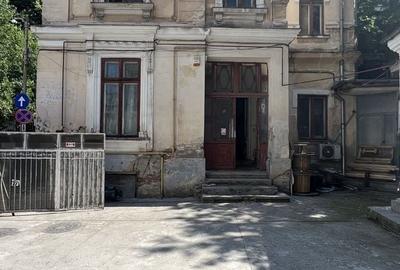 Casă individuală cu 13 camere cu Canalizare în Batistei