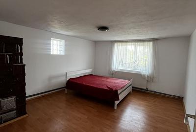 Casă cu 5 camere cu Teren 500 Mp în Priseaca