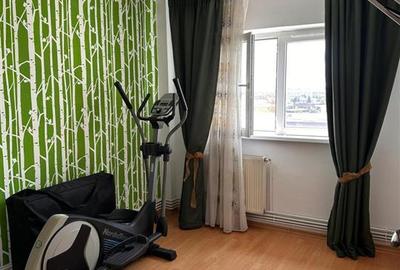 Apartament cu 4 camere semidecomandat în Berceni