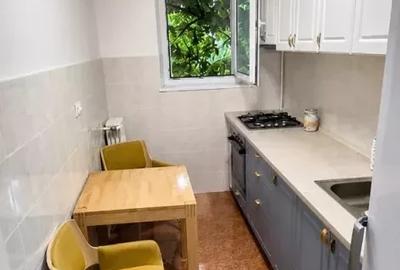 Apartament cu 2 camere semidecomandat, mobilat în Victoriei