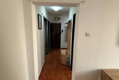 Apartament cu 3 camere semidecomandat în Apărătorii Patriei