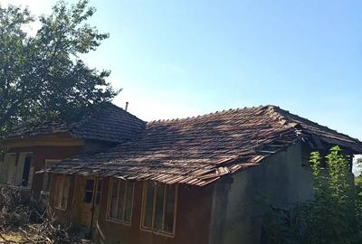Casă cu 5 camere cu Teren 2011 Mp în Luica