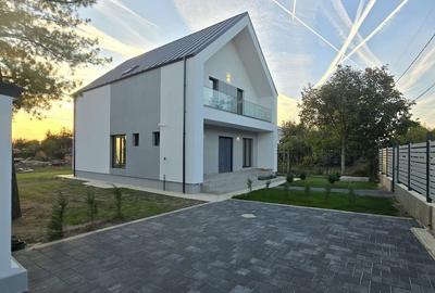 Casă cu 5 camere cu Teren 500 Mp în Crevedia