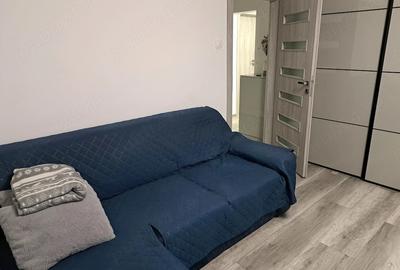 Apartament cu 3 camere decomandat în 1 Decembrie