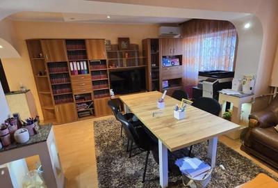 Apartament cu 3 camere decomandat, mobilat în Nicolina