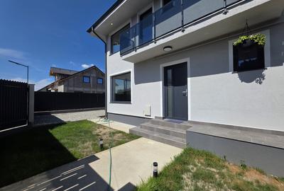 Duplex cu 4 camere decomandat cu Canalizare în Râșnov