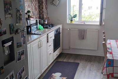 Apartament cu 3 camere decomandat în Cantacuzino