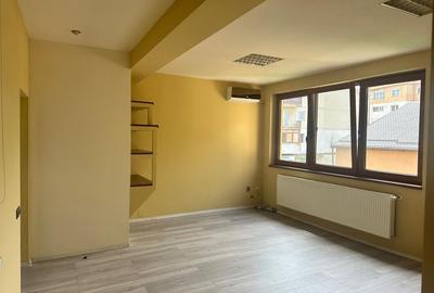 Spațiu comercial, de 83 mp, în Central - 4