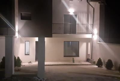 Casă cu 3 camere cu Canalizare în Central