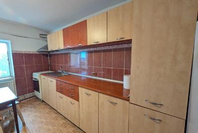 Apartament cu 3 camere decomandat, mobilat în Central